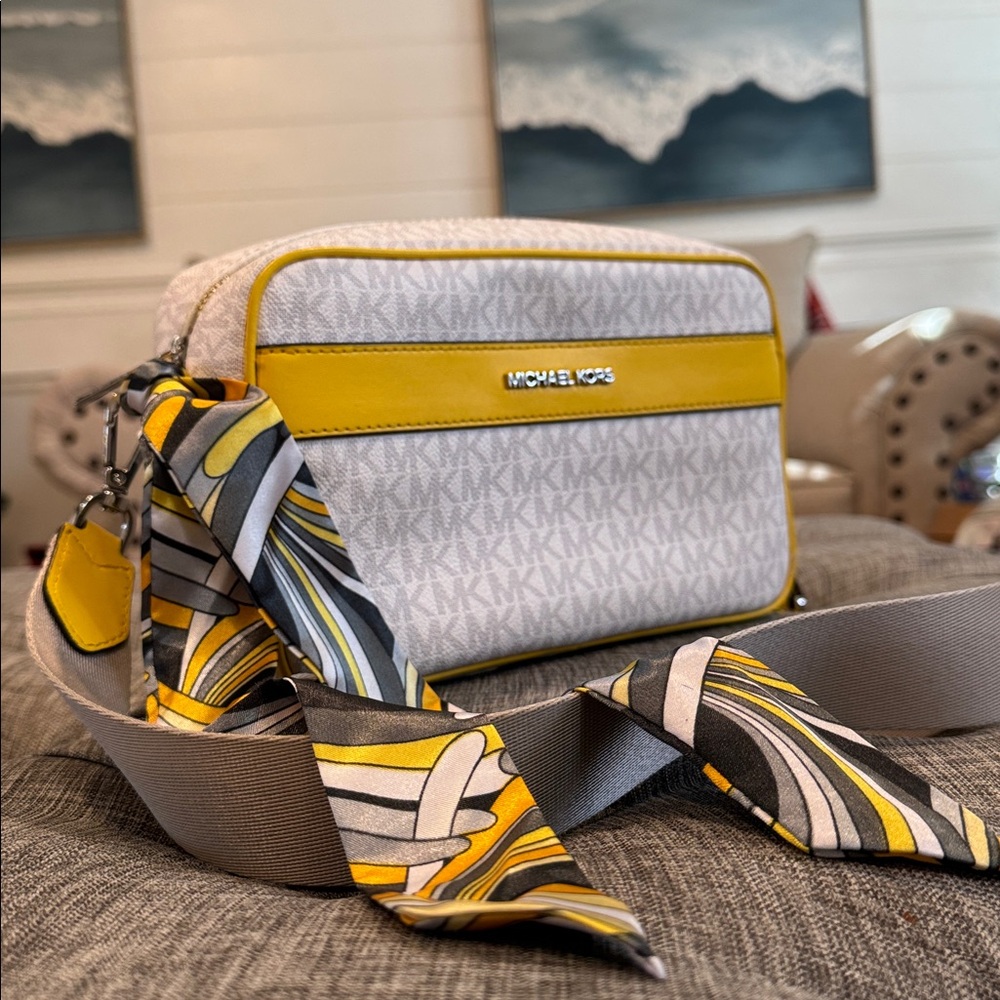 Michael Kors Bag Kenly Jet Set Signature Logo White Yellow Camera Crossbody - Picture 3 of 17